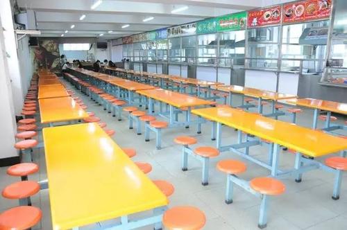 重庆市园林技工学校食堂环境