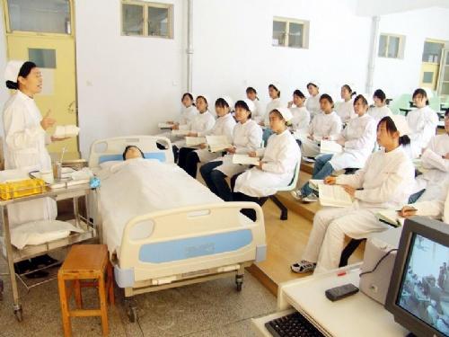 ,为什么卫校的女生比重那么大?女生读卫校具有先天优势~