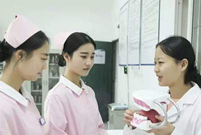 2020年重庆卫校高级护理专业工资高不高