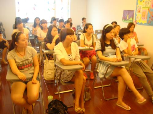 重庆女生学学前教育就业前景好不好呢