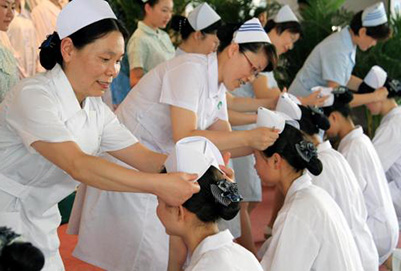 重庆公立卫校提醒同学们职场里的护士应该注意哪些形象