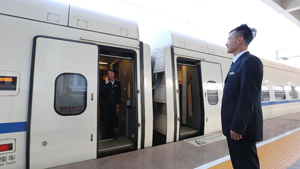 坚守者｜铁路夫妻黄金周为工作“分离”，亏欠老人孩子